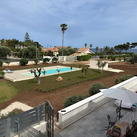 Casa Del Carrubo Feriehus *